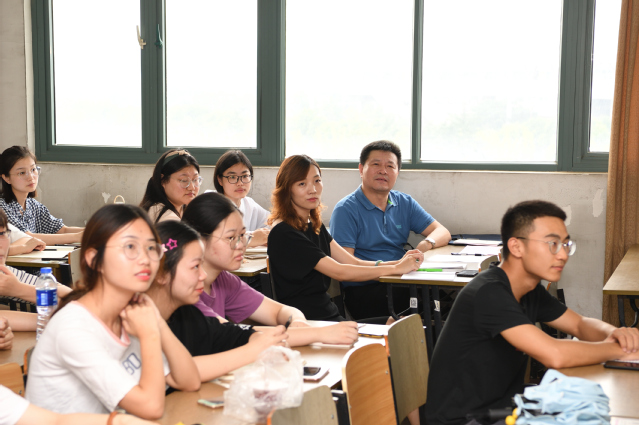 新学期开学校领导深入一线检查教学工作
